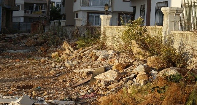 Antalya'da taşın altına saklanan uyuşturucu polise takıldı