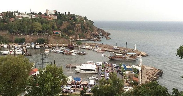 Antalya'da tekne yan yattı, 73 kişi kurtarıldı