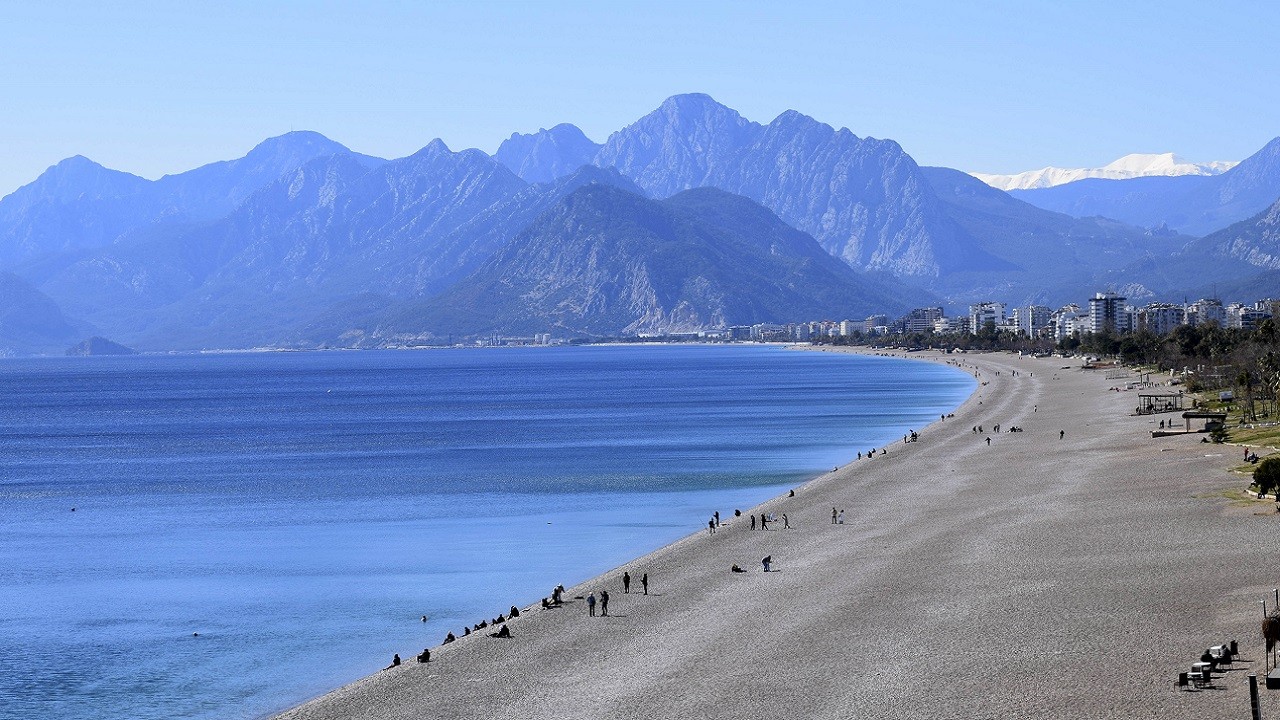 Antalya’da ters köşe! Güneş var, kalabalık yok