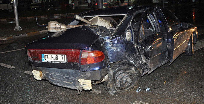 Antalya'da ticari taksi ile otomobil çarpıştı: 3 kişi yaralı