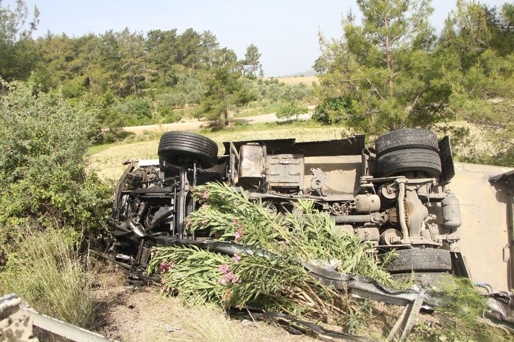 Antalya’da tır şarampole devrildi: 1 yaralı 