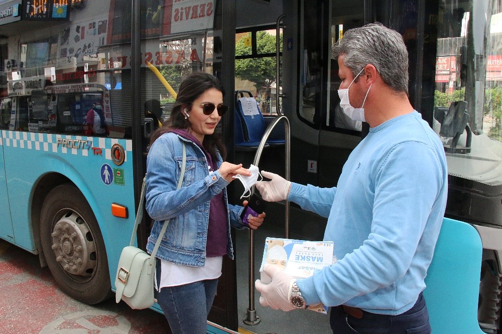 Antalya’da toplu taşımayı kullananlara ücretsiz maske dağıtılıyor 