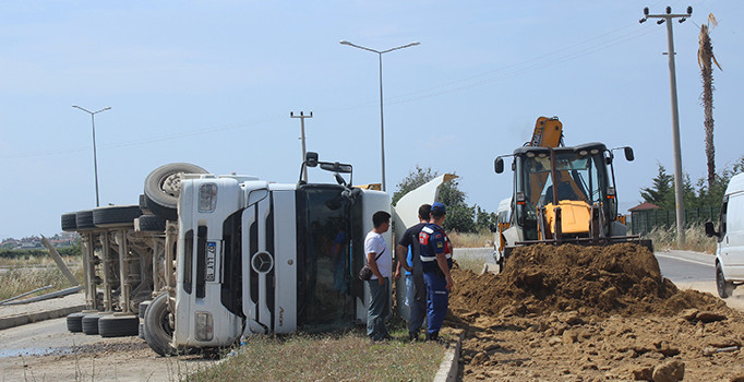 Antalya'da toprak taşıyan TIR devrildi