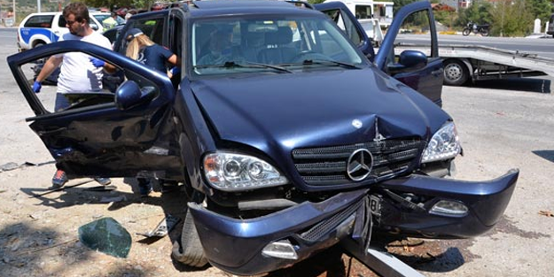 Antalya'da trafik kazası! Lüks araç perte çıktı, 5 kişi yaralandı