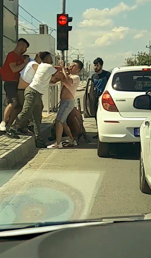 Antalya’da trafikte tekme tokatlı kavga 