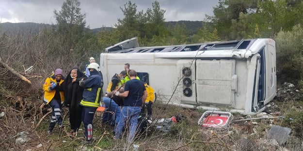 Antalya'da ABD'li turistleri taşıyan midibüs devrildi! Yaralılar var