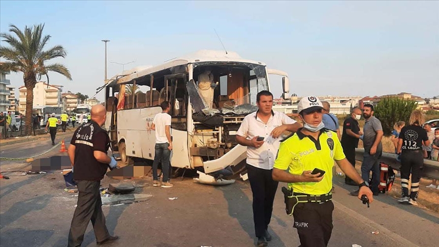 Antalya'da tur midibüsünün devrilmesi sonucu 3 kişi öldü, 16 kişi yaralandı