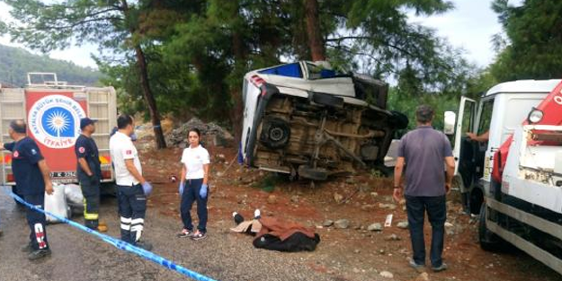 Kemer'de trafik faciası! Tur minibüsü devrildi, ölü ve yaralılar var