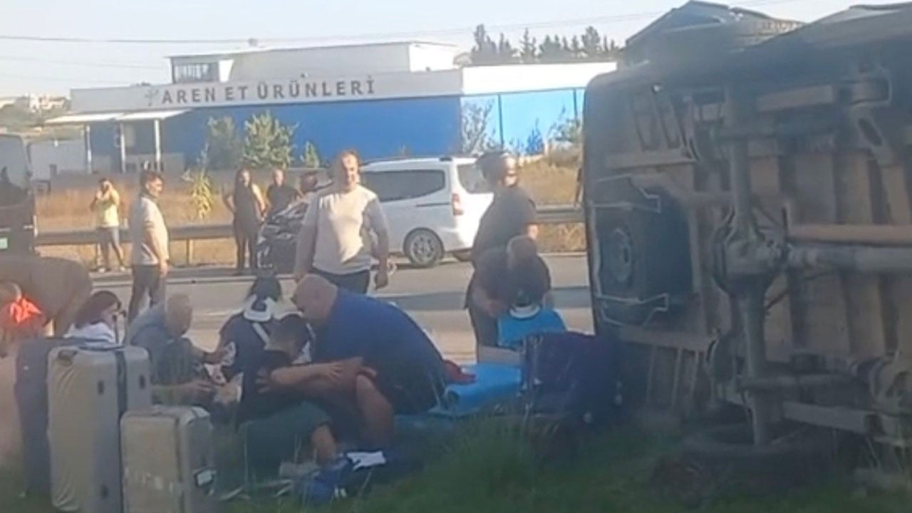 Antalya'da tur minibüsü, kamyonet ve otomobil çarpıştı: 15'i turist 17 kişi yaralandı