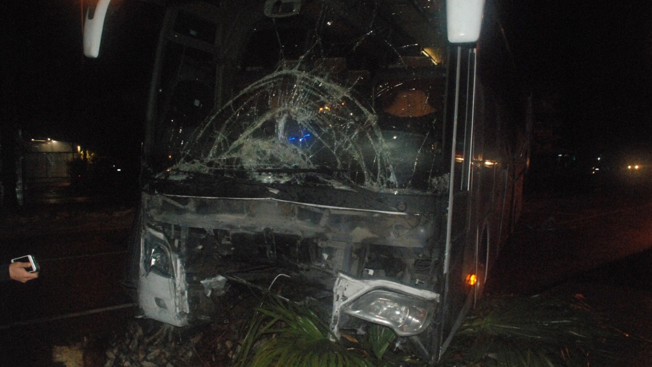 Antalya'da tur otobüsü otomobille çarpıştı! 1 ölü