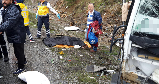 Antalya'da turistleri taşıyan midibüs devrildi: 1 ölü, 20 yaralı