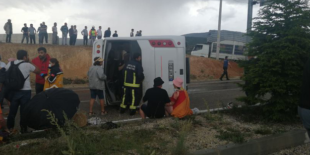 Antalya'da turistleri taşıyan midibüs devrildi: 22 yaralı