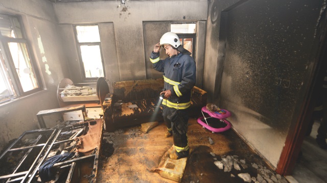 Antalya’da üç çocuğunu alevlerden kurtardı