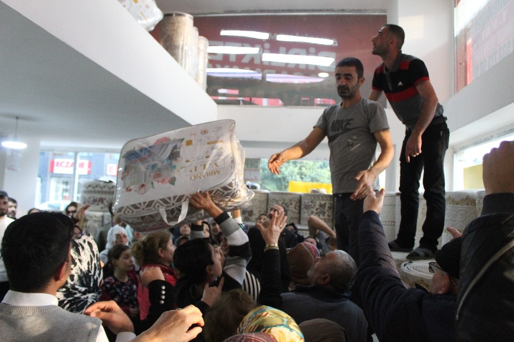 Antalya’da ucuz yorgan ve battaniye izdihamı 