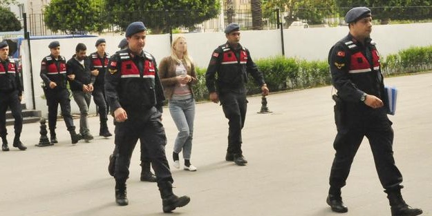 Antalya'da Ukraynalı kadın Norveçli turistleri soydu!