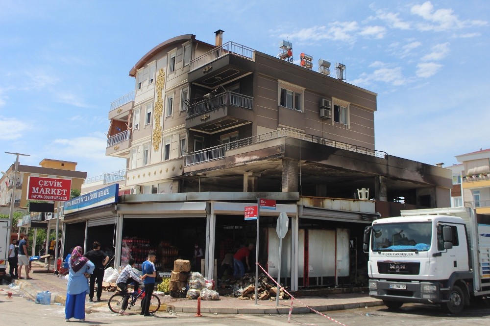 Antalya’da yaklaşık 5 milyonluk market yangını 