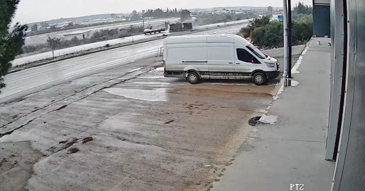 Antalya'da yan yatan midibüste 17 kişi yaralandı, kaza anı kameraya yansıdı