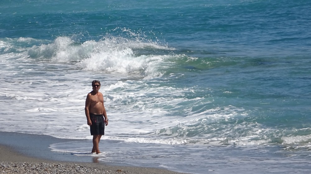 Antalya’da yasağa rağmen denize girdiler 