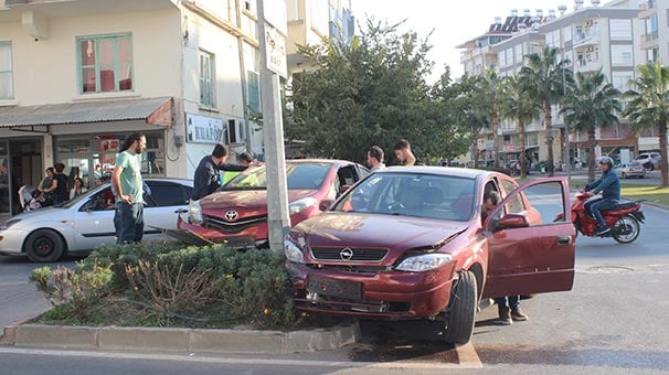 Antalya'da yeni aldığı aracıyla 200 metre gidemeden kaza yaptı