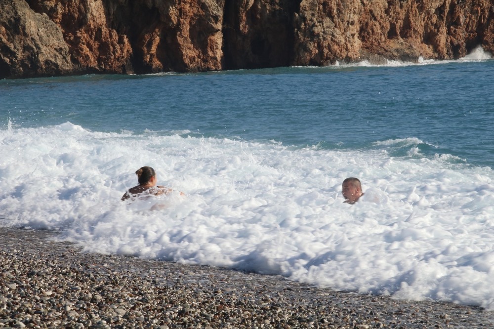 Antalya’da yılın son gününde karlı dağların eteğinde deniz keyfi 