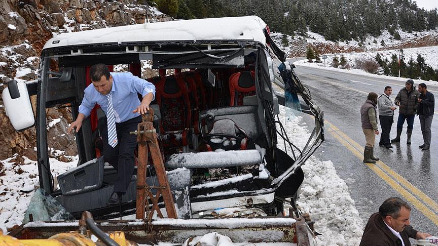 Antalya'da yolcu otobüsü devrildi: 10 yaralı