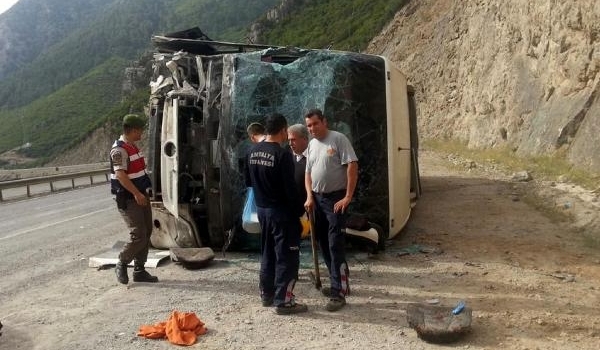 Antalya'da yolcu otobüsü devrildi: 10 yaralı