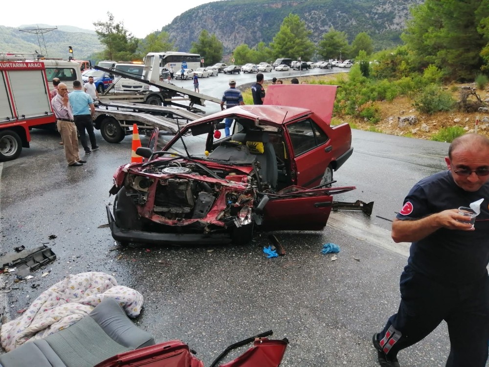 Antalya’da yolcu otobüsü ile otomobil çarpıştı: 1’i ağır 5 yaralı 
