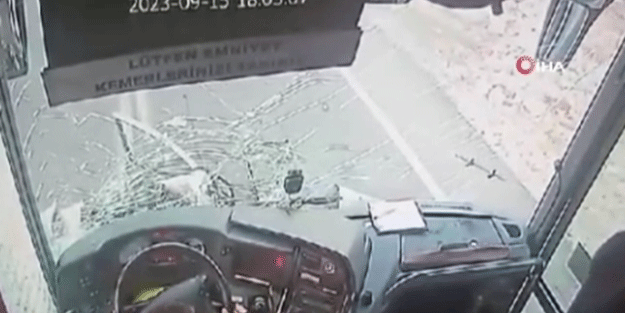 Antalya’da yolcu otobüsü ile otomobil kafa kafaya çarpıştı! İşte o görüntüler…