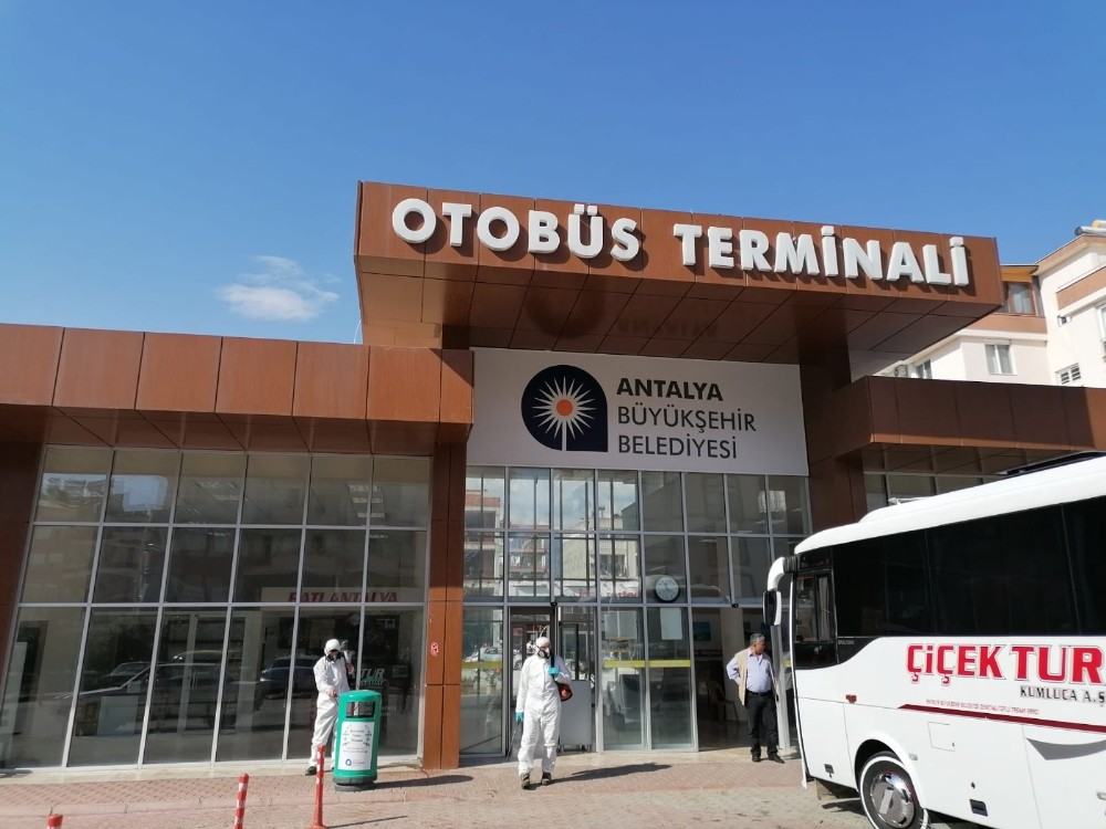 Antalya’da yollar yıkanarak dezenfekte ediliyor 