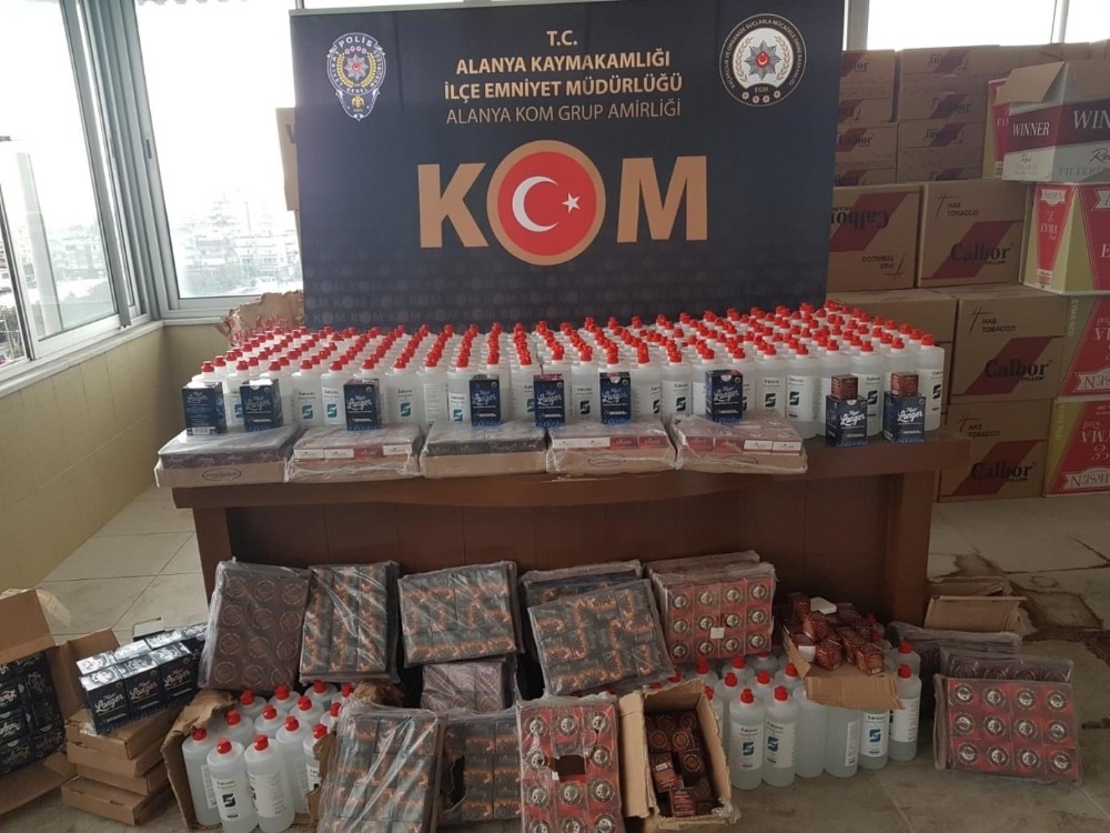 Antalya’da yüklü miktarda sahte maske ve kaçak akaryakıt ile geçirildi 