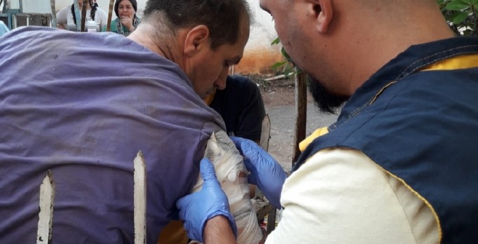Antalya'da zeytin toplarken ağaçtan düştü, koluna korkuluk demiri saplandı