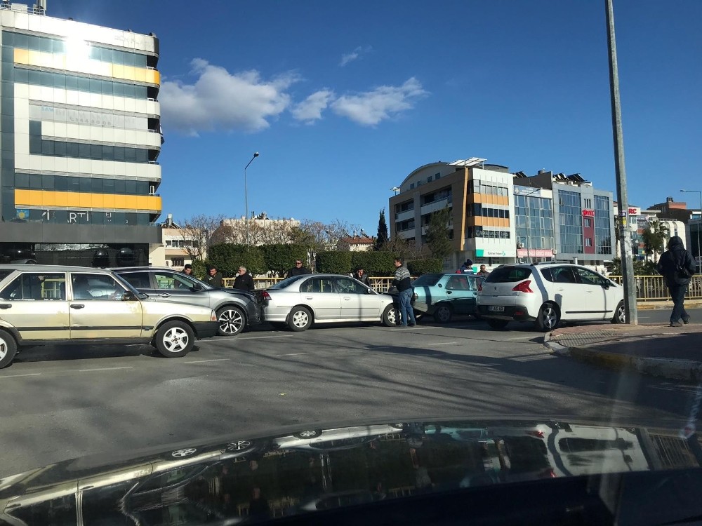 Antalya’da zincirleme trafik kazası 