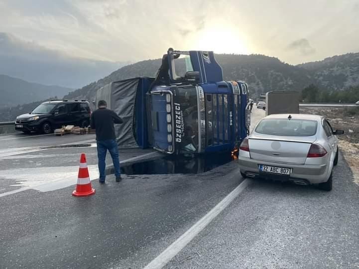 Antalya'da zincirleme trafik kazası: 2 yaralı