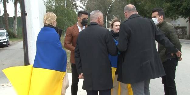 Ukraynalı kadınlar Antalya'daki tarihi zirvenin yapıldığı otelin önünde toplandı