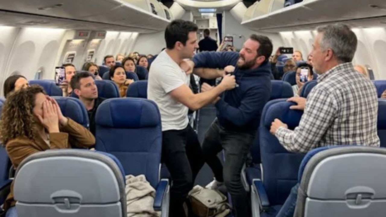 Antalya’dan kalkan uçakta yolcular birbirine girdi: Alana polis çağıran pilot acil iniş yaptı!