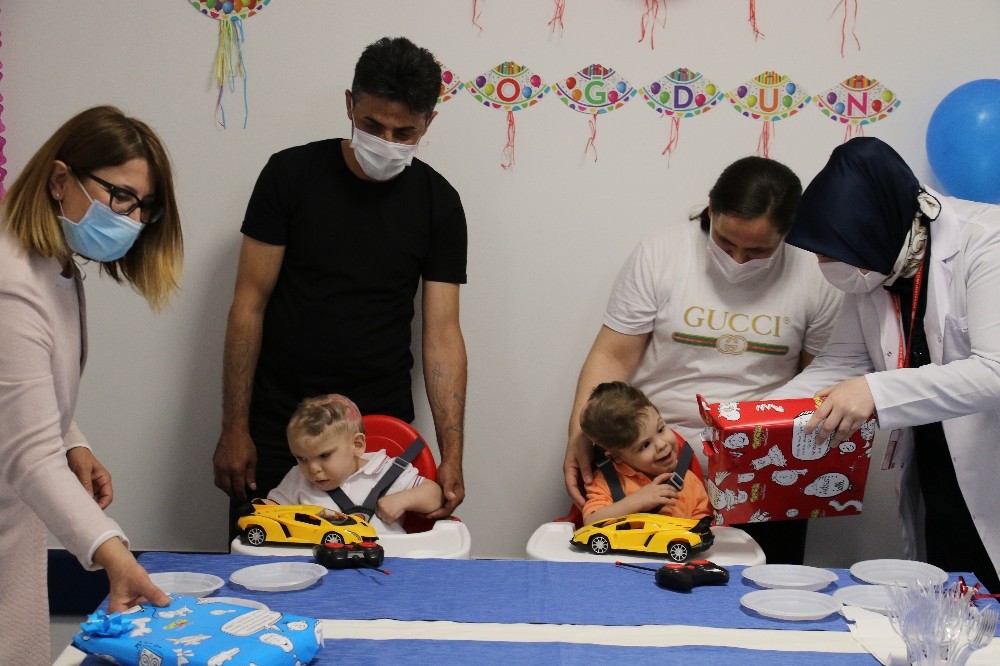 Antalyalı yapışık ikizler Derman ve Yiğit ikinci yaş günlerini ayrı kutladı 