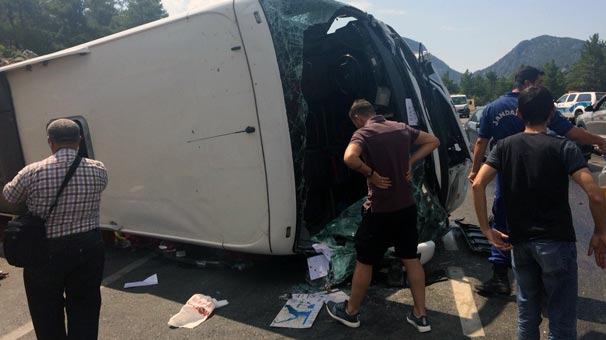 Antalya'nın Akseki ilçesinde turist otobüsü ile iki otomobil çarpıştı! Ölü ve yaralılar var