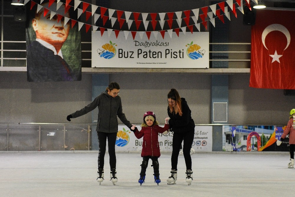 Antalya’nın çocukları buzda kaymayı öğreniyor 