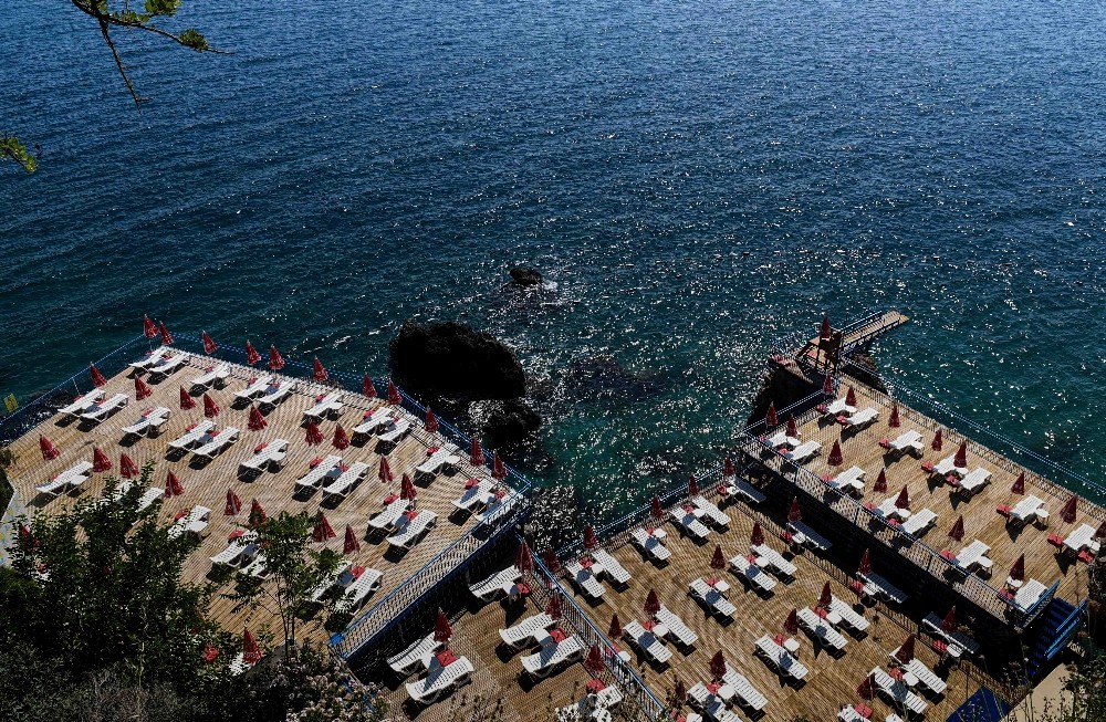 Antalya’nın falez plajları Pazartesi açılıyor 