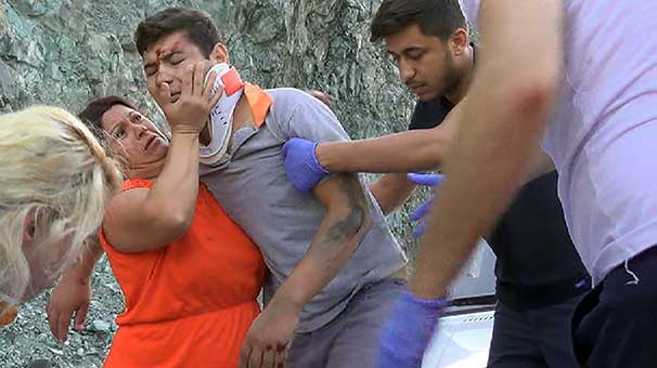 Antalya’nın Kemer ilçesindeki kazada yaralanan oğluna omuz verdi