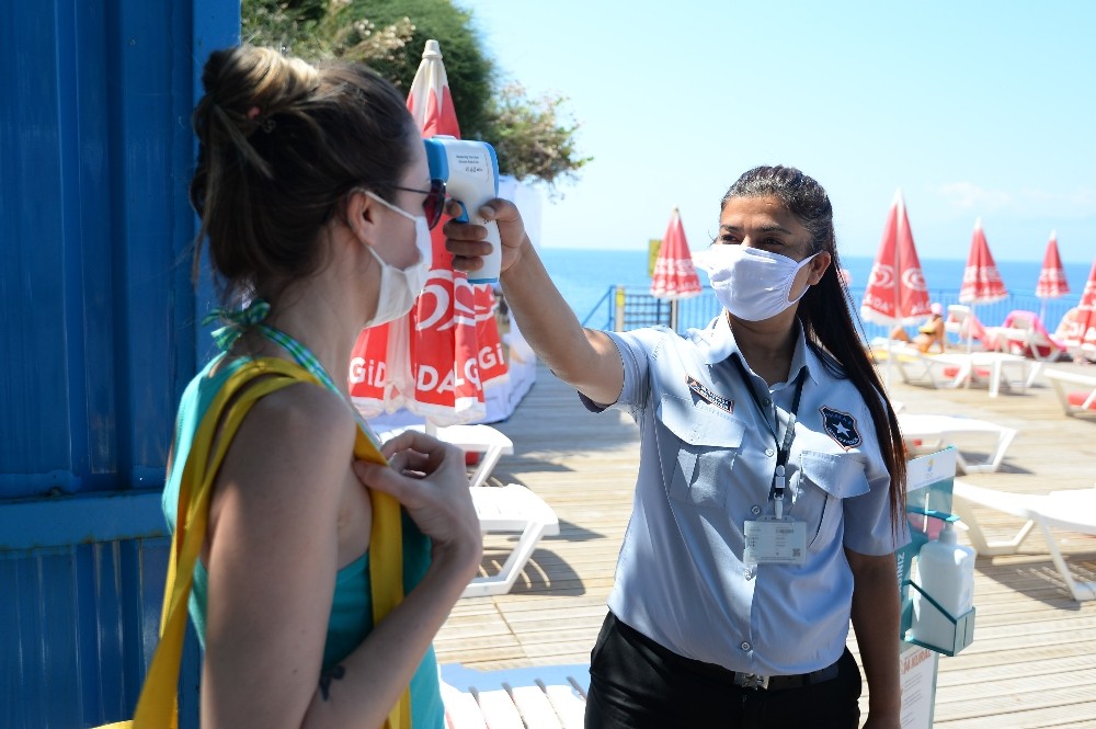 Antalya’nın mavi bayraklı falez plajları pandemi kurallarıyla açıldı 