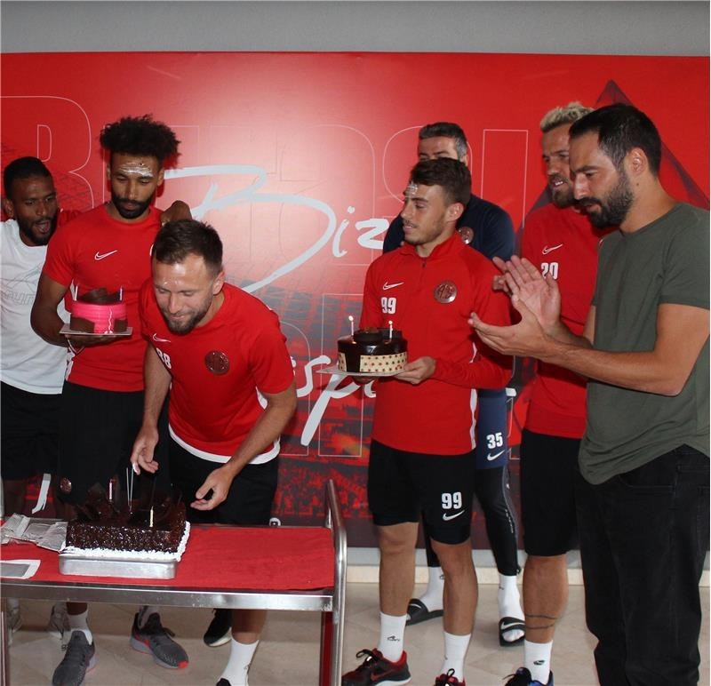 Antalyaspor 3 futbolcusunun doğun gününü kutladı 