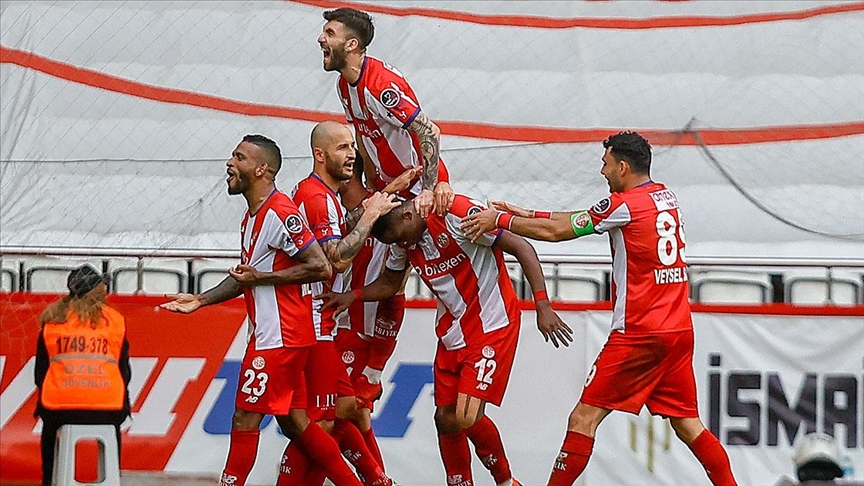 Antalyaspor 3 puanı 3 golle aldı