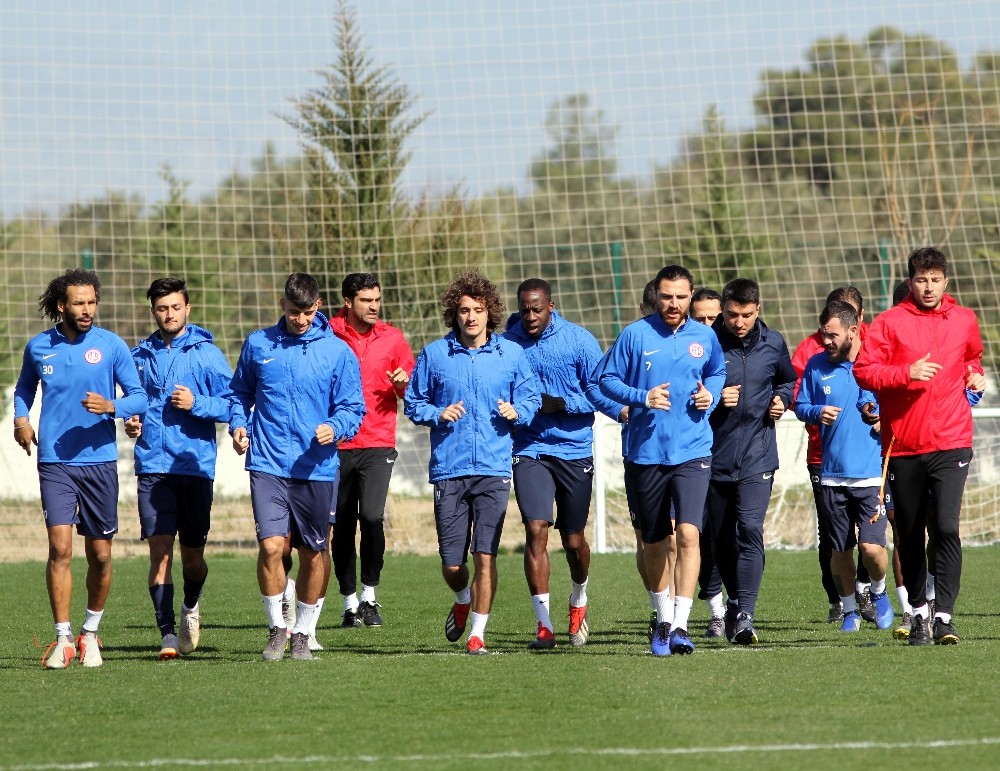 Antalyaspor ara vermeden çalışmalara başladı 