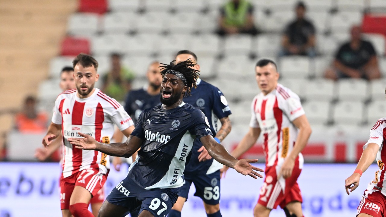 Antalyaspor - Fenerbahçe maçında enteresan anlar! Mourinho öyle bir şey yaptı ki… Kulübe zorda...