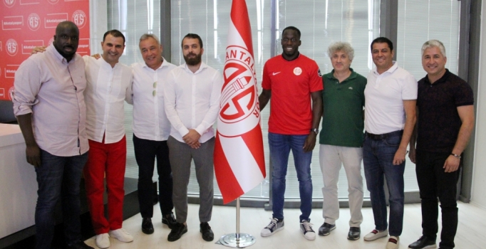 Antalyaspor Senegalli Aly Cissokho ile 2+1 yıllık sözleşme imzaladı