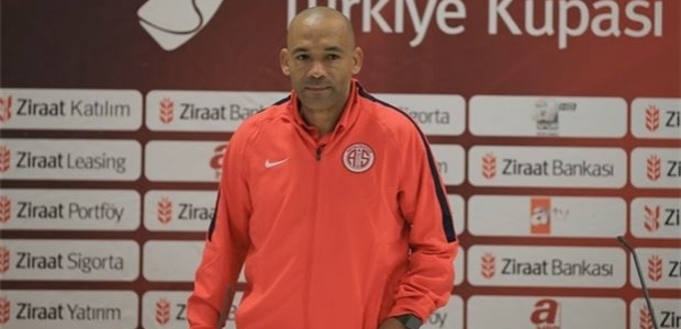 Antalyaspor teknik direktörü hastaneye kaldırıldı