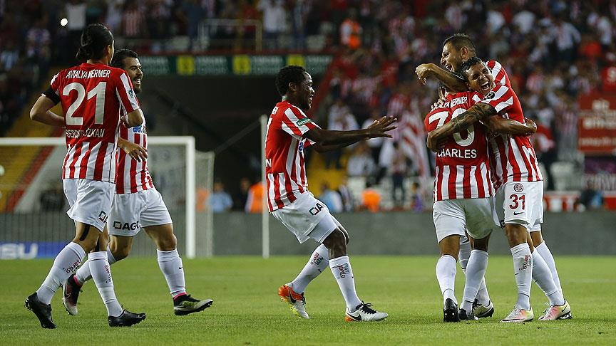 Antalyaspor Trabzonspor'u farklı yendi