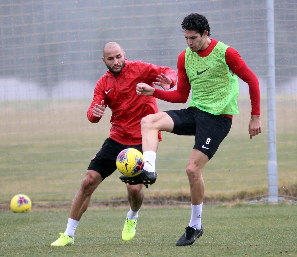 Antalyaspor yağmur altında çalıştı 
