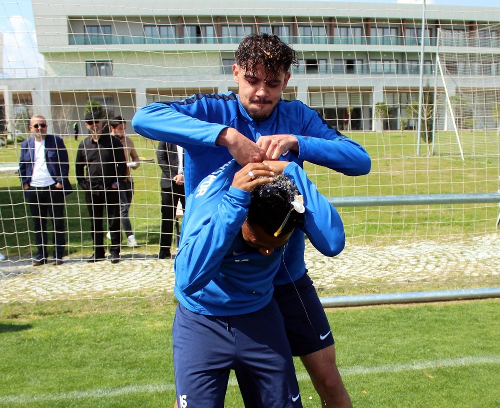 Antalyaspor’da antrenman bitiminde çifte doğum günü kutlaması 